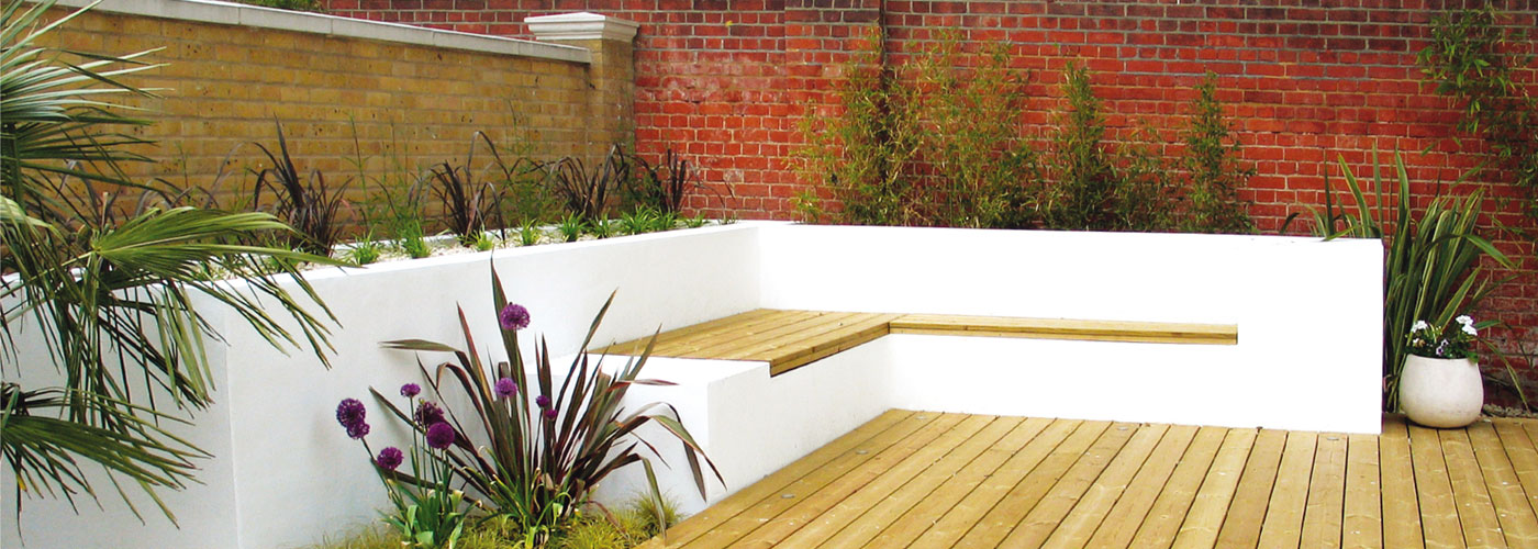 Sun deck with white rendered walls and built-in seating