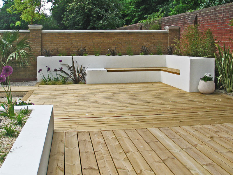 Sun deck with built-in corner seating