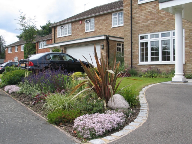 Tarmac drive with light granite setts