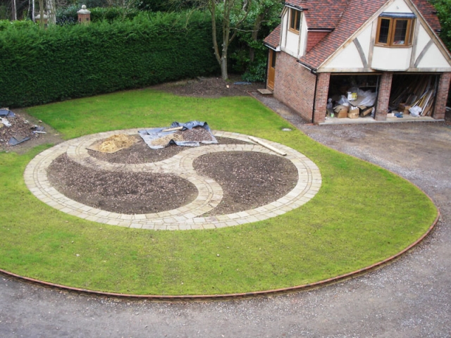 Traditional front garden - building a celtic knot garden