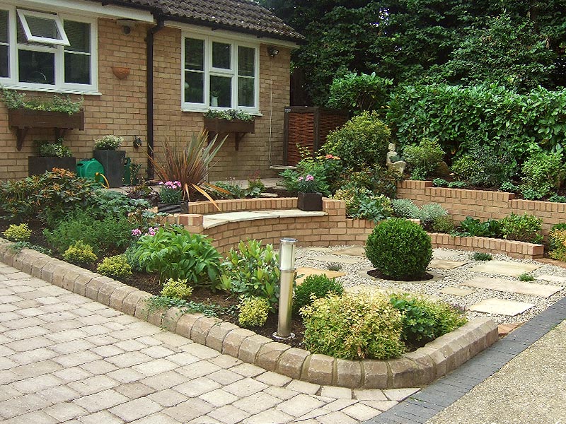 Sloping front garden with built-in seating