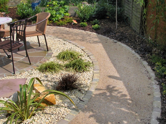 Self-binding gravel path with sandstone sett edging