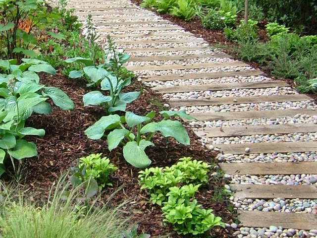 Sleepers and pebbles path